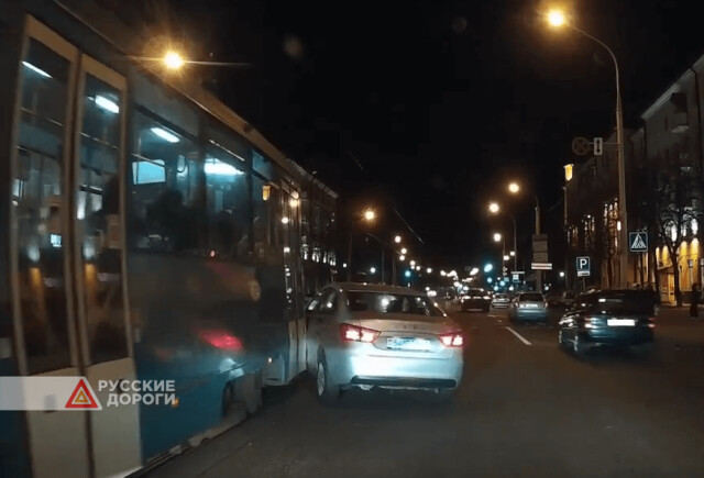 Lada Vesta и трамвай столкнулись в Минске