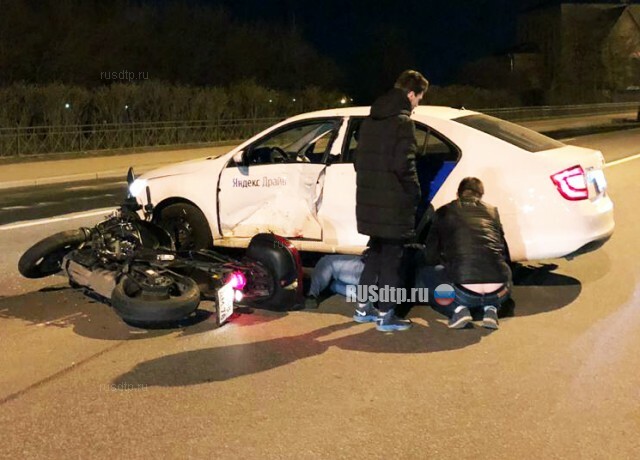 В Петербурге в ДТП с каршеринговым автомобилем погиб мотоциклист 