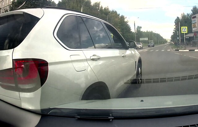ДТП в Домодедове: BMW поехал прямо и отрихтовал себе бочину