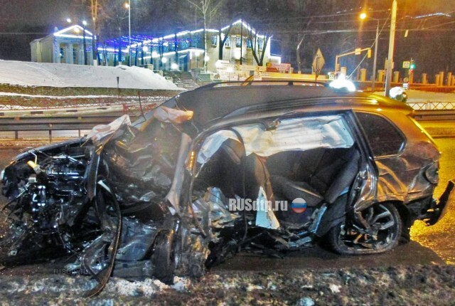 В Ярославле водитель BMW погиб, врезавшись в отбойник 