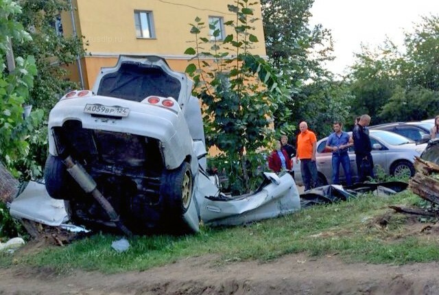 Nissan Skyline намотало на дерево в Красноярске 