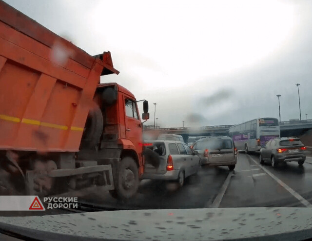 КАМАЗ смял два легковых автомобиля при въезде в Санкт-Петербург