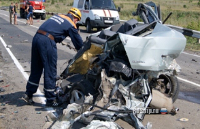 Иномарка столкнулась с грузовиком 