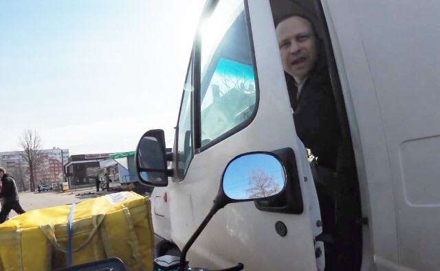 В Великом Новгороде водитель фургона решил проучить курьера на электросамокате 