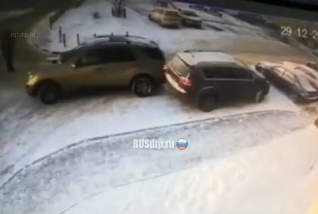 Стукнул машину и уехал 