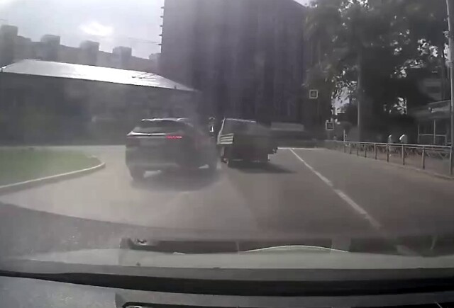 В Иркутске водитель кроссовера пытался проехать прямо из левой полосы и столкнулся с грузовичком
