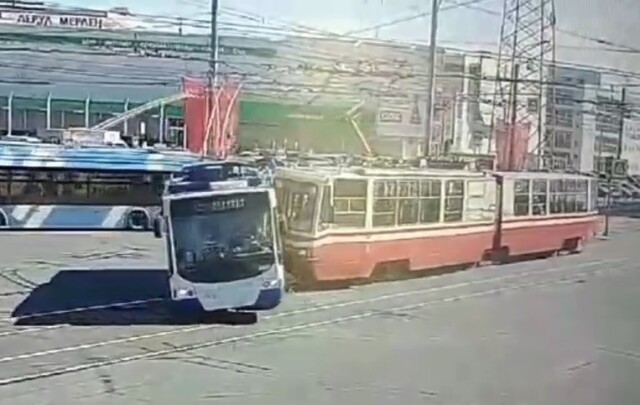 Троллейбус и трамвай не разъехались на перекрестке в Петербурге 