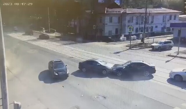BMW, KIA и Nissan столкнулись на перекрестке в Нижнем Новгороде 