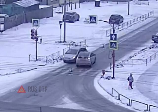 Водитель автомобиля Toyota Prius не вписался в поворот