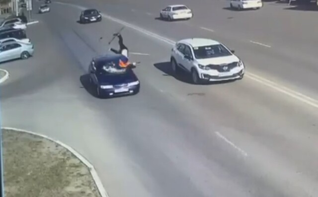«Переходил дорогу вне пешеходного перехода»: автомобиль сбил дворника в Саянске 