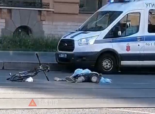 BMW насмерть сбил велосипедиста в Петербурге