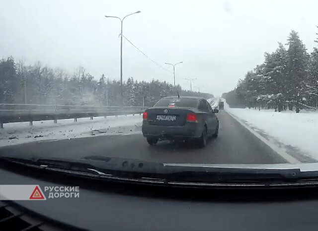 Легковушка врезалась в ограждение под Воронежем 