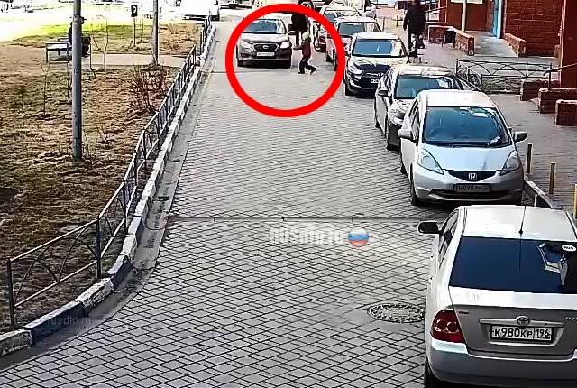В Омске таксист сбил ребенка во дворе. ВИДЕО