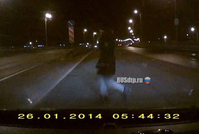 Момент наезда на женщину на Кирилловском шоссе в Череповце попал на видео 