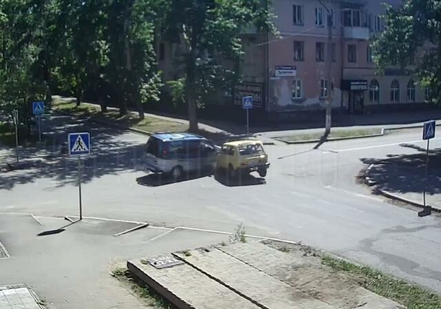«Нива» и микроавтобус столкнулись в Бийске