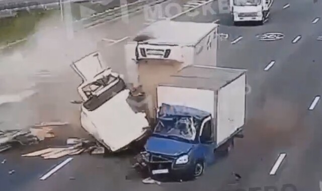 Три автомобиля столкнулись на МКАД возле пересечения с Ярославским шоссе