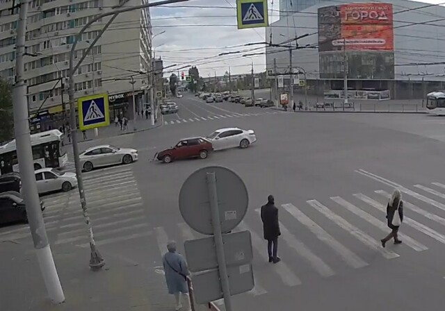 ВАЗ-2109 и Kia Optima столкнулись на перекрестке в Волгограде