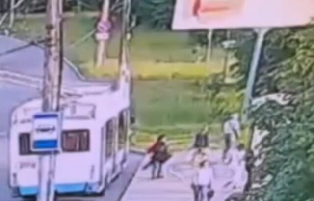 В Чебоксарах мужчина упал под колеса троллейбуса и погиб