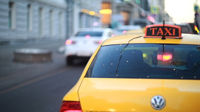 Названы причины роста цен на услуги такси в России 
