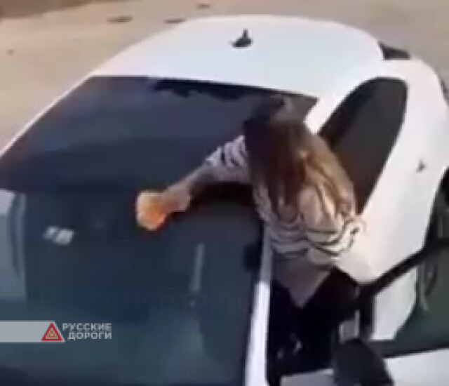 Девушка решила помыть машину