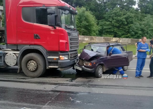 В Гатчине водитель скрывался с места ДТП и врезался в грузовик. ВИДЕО 