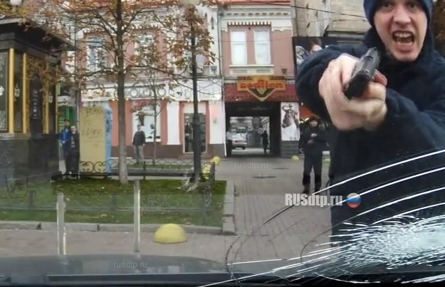 Полицейский угрожал водителю пистолетом и разбил стекло автомобиля