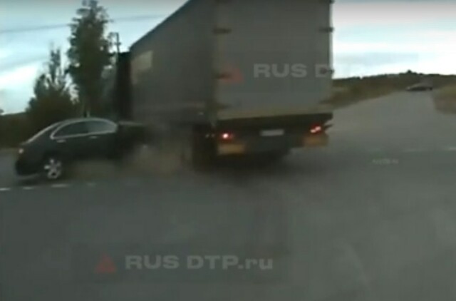 Грузовик и легковой автомобиль столкнулись на перекрестке во Владимирской области