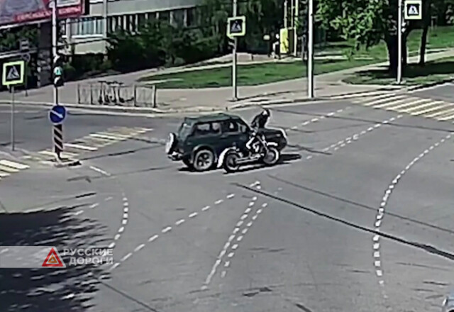 Мотоциклист оказался на капоте «Нивы» в результате аварии в Калининграде