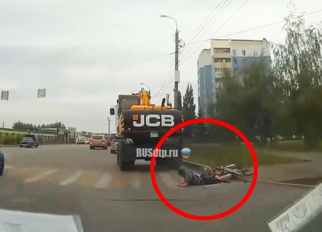В Стерлитамаке экскаватор насмерть сбил велосипедиста. ВИДЕО 