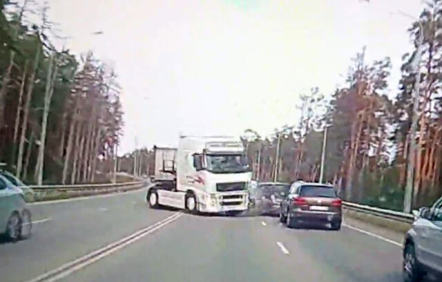 Фура смяла несколько автомобилей на шоссе в Барнауле: пострадали женщина и ребенок