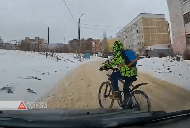 В Костроме автомобиль едва не сбил ребенка на велосипеде