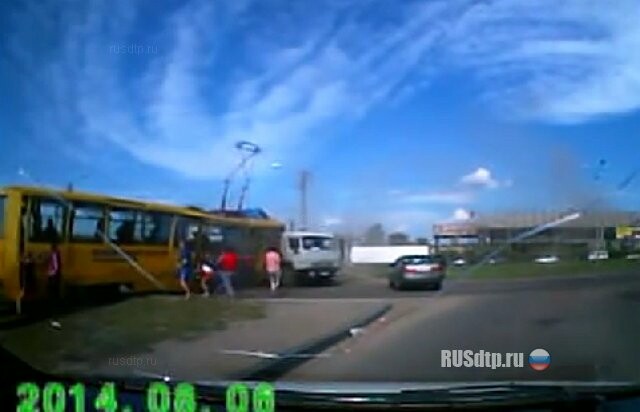 Грузовик и трамвай столкнулись в Усолье-Сибирском