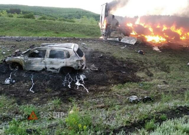 Два человека сгорели в автомобиле в результате ДТП в Саратовской области 