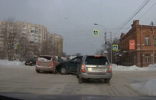 В Омске водитель кроссовера пытался проскочить перекресток на красный и подбил два авто