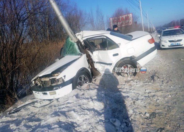 В Хабаровске иномарка влетела в столб 