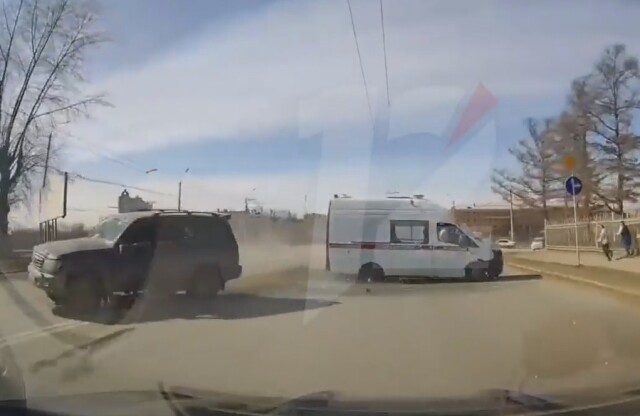 Пьяный водитель устроил три ДТП в Омске, в том числе подбил скорую помощь