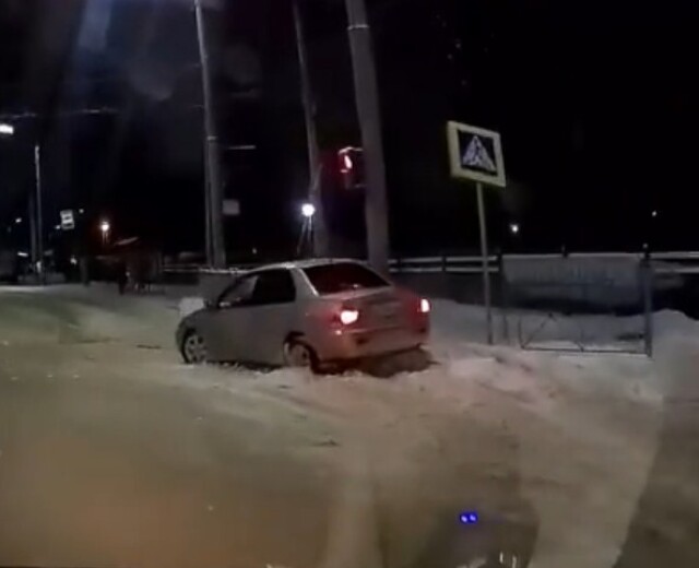 В Брянске водитель пытался уйти от столкновения с маршруткой и врезался в столб