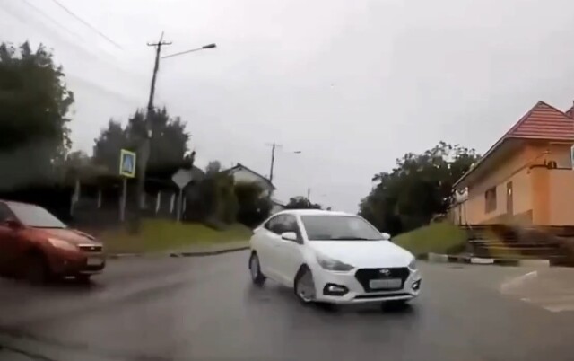 ДТП на перекрестке в Симферополе: Hyundai пытался избежать столкновения с «Фордом»
