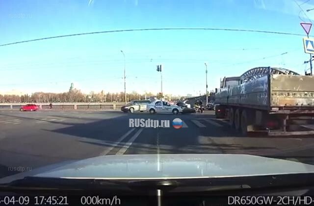 Такси и мотоцикл столкнулись в Москве