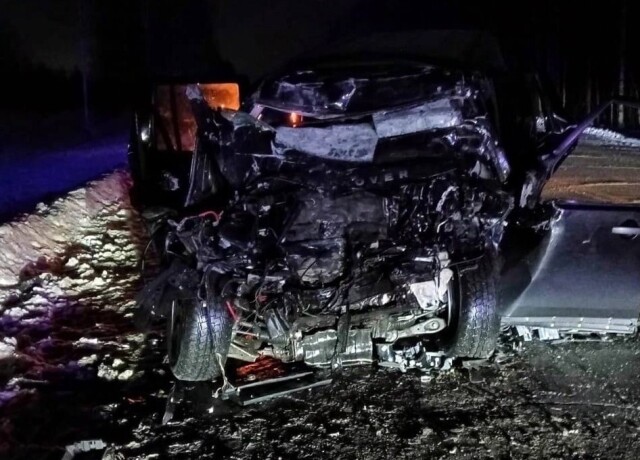 Land Rover Discovery столкнулся с фурой в Костромской области: погибли 4 человека 