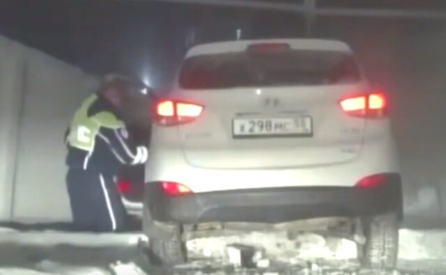 В Омске пьяный водитель пытался удрать от полицейских и врезался в бетонный забор 