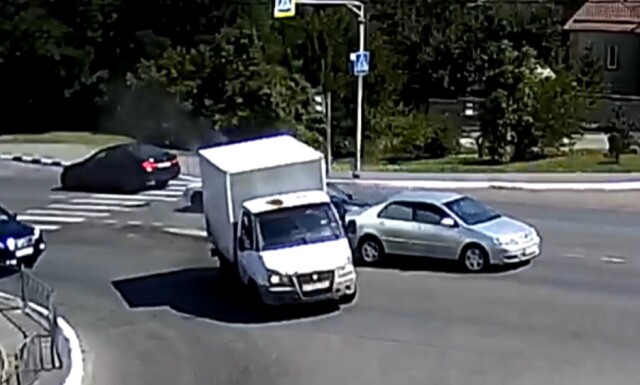 Камера запечатлела момент ДТП на перекрестке в Белгороде 