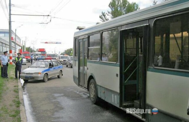 В Нижнем Новгороде автобус врезался в стоящий КАМАЗ. Пострадали 9 человек 