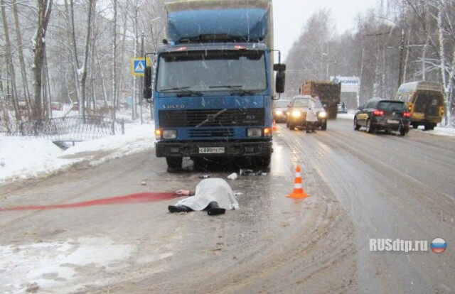 В Твери грузовик сбил женщину на пешеходном переходе 