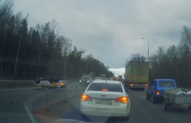 Таксист наехал на ограждение и перевернулся на Дмитровском шоссе в Подмосковье