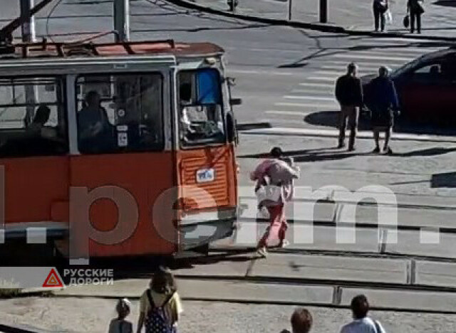 В Перми трамвай сбил женщину