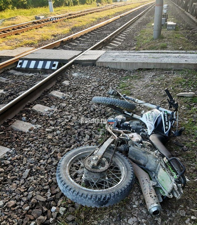 На Кубани двое братьев на мотоцикле попали под поезд 