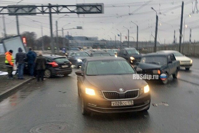 В Петербурге водитель почувствовал себя плохо за рулем и совершил массовое ДТП 