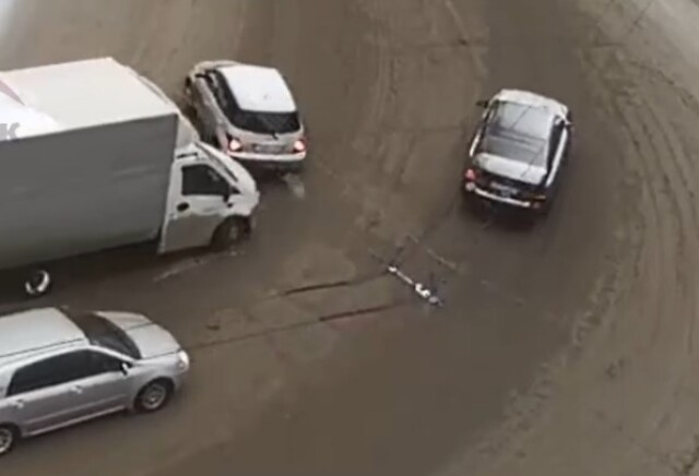 В Красноярске водитель «Газели» не вписался в поворот и столкнулся с легковым автомобилем 