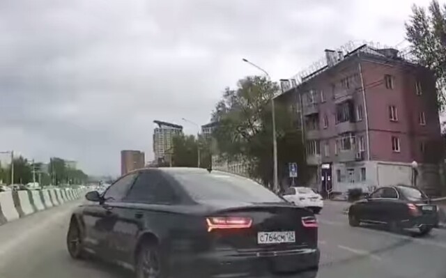 Конфликт на дороге в Красноярске: водитель автомобиля Audi решил «поучить»